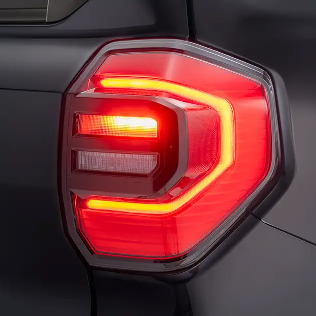 Faros posteriores​: Sus faros traseros con luz LED en todos sus modos,​ tiene una postura atlética y estable.
