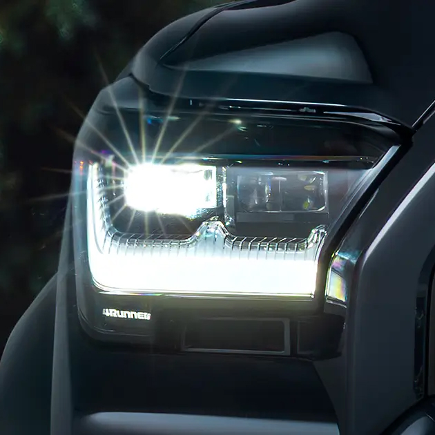 Iluminación exterior​: Recorre todos los terrenos con su luz alta y baja LED y ​a toda hora con sus neblineros LED.
