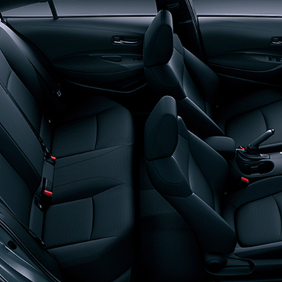 ASIENTOS ABATIBLES 60:40 
 Ten viajes mucho más cómodos, gracias a los amplios asientos ergonómicos del Corolla.