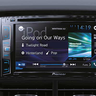 Pantalla Touch integrada con sistema de audio. 
 Sus pasajeros podrán disfrutar de la mejor música desde su pantalla táctil de 6.2’’ compatible con DVD, CD, MP3, USB, AUX y Bluetooth.