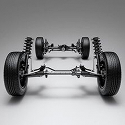 TRACCIÓN POSTERIOR 2WD 
 Su motor frontal y tracción posterior le da ventaja en superficies inclinadas, además de permitir una distancia mayor de la carrocería al piso.