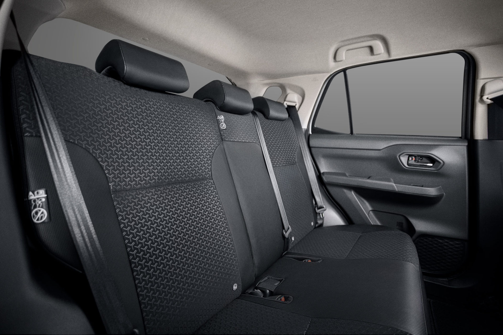 FÁCIL DE APROVECHAR
Disfruta al máximo cada viaje con tu familia o amigos, gracias al amplio espacio interior de la nueva Toyota Raize y su capacidad de carga, de hasta 369l en la maletera.