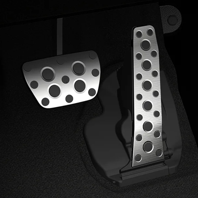 Pedales de aluminio que dan un toque deportivo y durabilidad para una experiencia de conducción más emocionante.