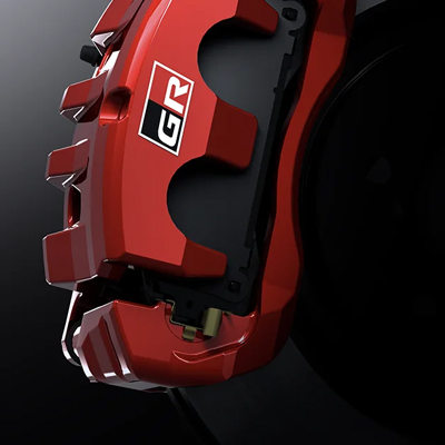 Caliper rojo con logo GR que le da un estilo deportivo transmitiendo fuerza y personalidad.